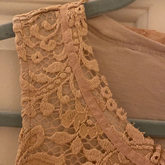 😊FREE😊W/ $35 Purchase - THE LOFT pink tank w/ a keyhole opening on the back - Picture 5 of 9